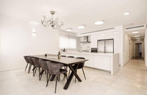 Nachlaot Apartment | Penthouse near Machne Yehuda with Jacuzzi