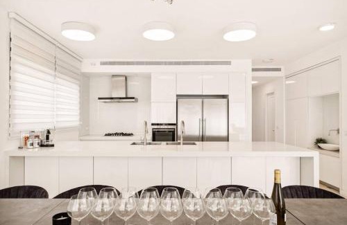 Nachlaot Apartment | Penthouse near Machne Yehuda with Jacuzzi