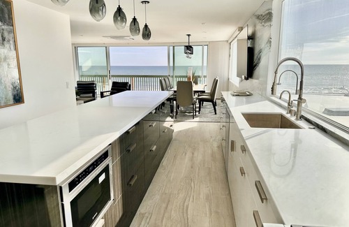 Townsite Condo | PENTHOUSE on the beach! SLEEPS -15. GAR-4 SP, Wshr dry, 5BR 4Ba, 7 mn walk Dntn
