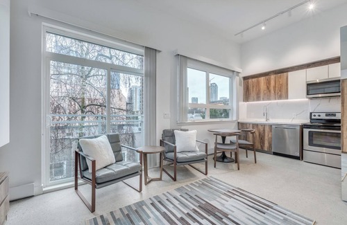 West End Apartment | PENTHOUSE - Pet Friendly Studio@1170 Barclay