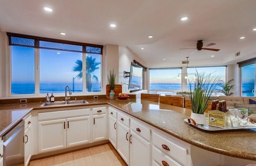 Central Mission Beach Condo | PENTHOUSE SKY SUITE * 55' Ocean Front * 4 Decks