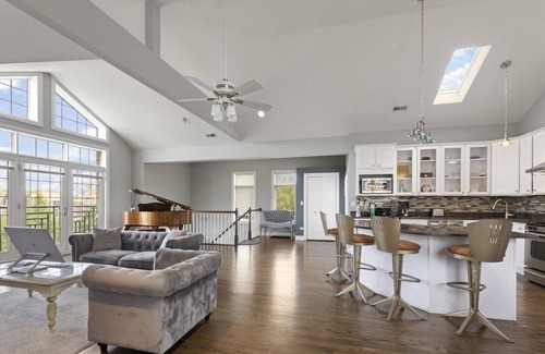Bronzeville Condo | Penthouse Spa Condo @ Bronzeville
