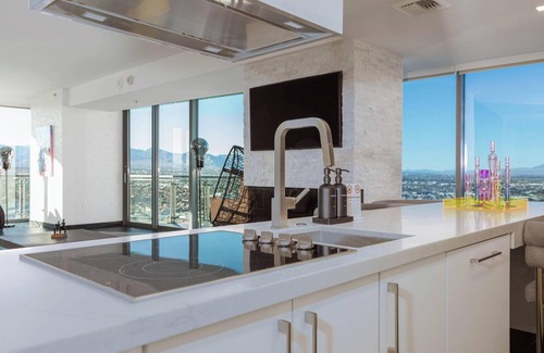 Las Vegas Hotel | Penthouse - Strip view Wraparound Balcony
