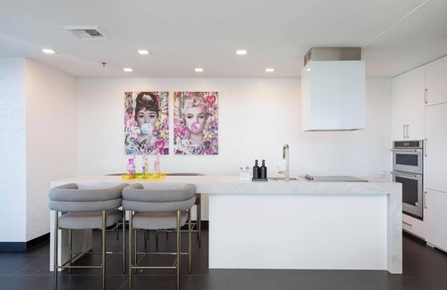 Las Vegas Hotel | Penthouse - Strip view Wraparound Balcony