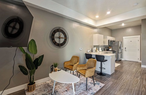 Downtown Salt Lake City Apartment | Penthouse Studio/Pool/Htub/King Bed/Free Parking