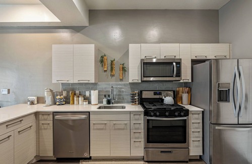 Downtown Salt Lake City Apartment | Penthouse Studio/Pool/Htub/King Bed/Free Parking