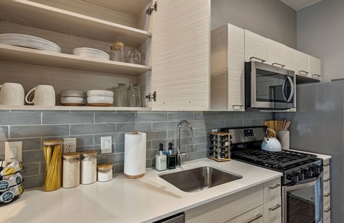 Downtown Salt Lake City Apartment | Penthouse Studio/Pool/Htub/King Bed/Free Parking