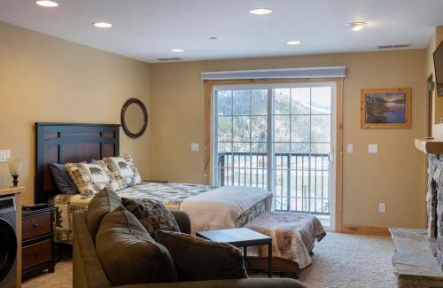 Kellogg Apartment | Penthouse Studio w Mtn Sunrise Views & Near Silver Mtn