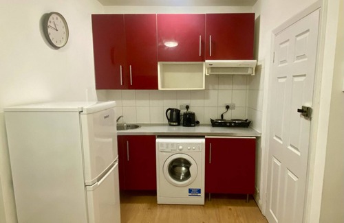 Golders Green Apartment | Penthouse Studio With 2 Double Beds, TV and Workspace