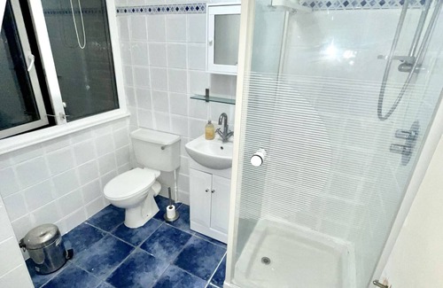 Golders Green Apartment | Penthouse Studio With 2 Double Beds, TV and Workspace