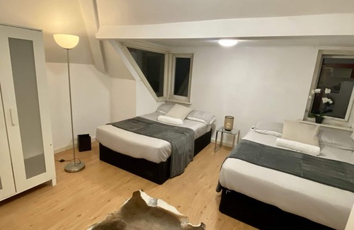 Golders Green Apartment | Penthouse Studio With 2 Double Beds, TV and Workspace