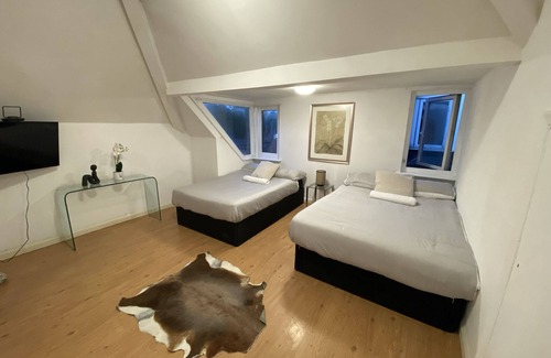 Golders Green Apartment | Penthouse Studio With 2 Double Beds, TV and Workspace