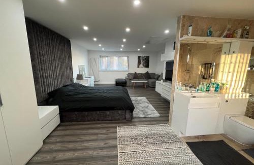 Birmingham House | Penthouse Style Luxury 2 Bedroom House has Hot-Tub, extra fees apply