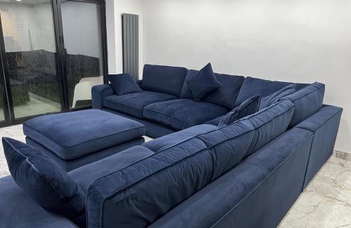Birmingham House | Penthouse Style Luxury 2 Bedroom House has Hot-Tub, extra fees apply