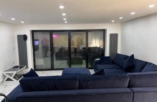 Birmingham House | Penthouse Style Luxury 2 Bedroom House has Hot-Tub, extra fees apply