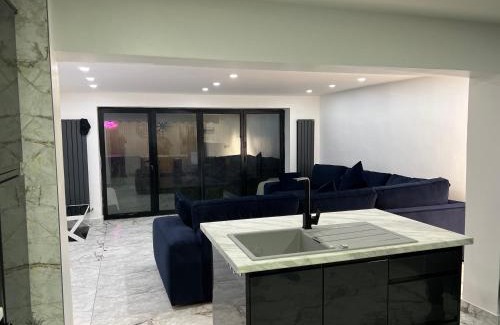 Birmingham House | Penthouse Style Luxury 2 Bedroom House has Hot-Tub, extra fees apply