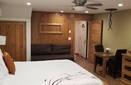 South Lake Tahoe Hotel | Penthouse suite one block from stateline