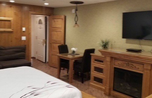 South Lake Tahoe Hotel | Penthouse suite one block from stateline