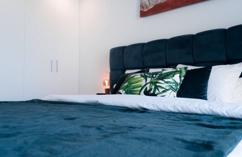 Carcavelos Apartment | Penthouse w/private Rooftop,Whirlpool, BBQ, Sauna