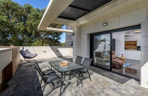 Ramat Negev Apartment | Penthouse with pool jerusalem