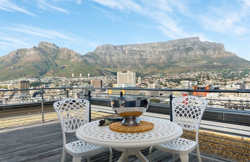 Bo'Kaap Apartment | Penthouse with Postcard Views and Artistic Flair