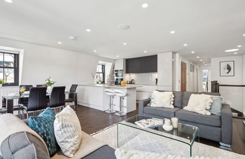 Fitzrovia Apartment | Penthouse with Private Terrace in the Heart of Soho - Fitzrovia - 2BR 2BA Flat