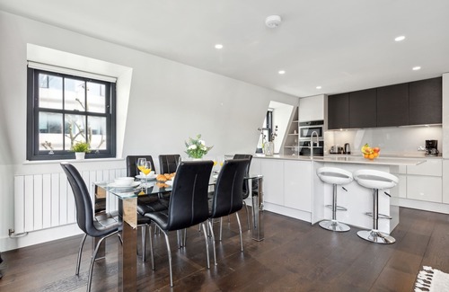 Fitzrovia Apartment | Penthouse with Private Terrace in the Heart of Soho - Fitzrovia - 2BR 2BA Flat