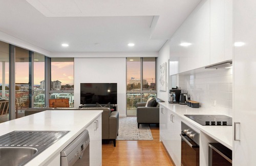 East Perth Apartment | Penthouse with Skyline Vistas & Amazing Night Views