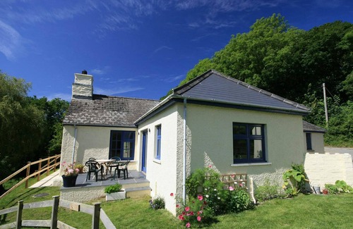 Nevern Cottage | Penwaun, Newport - Three Bedroom Cottage, Sleeps 8