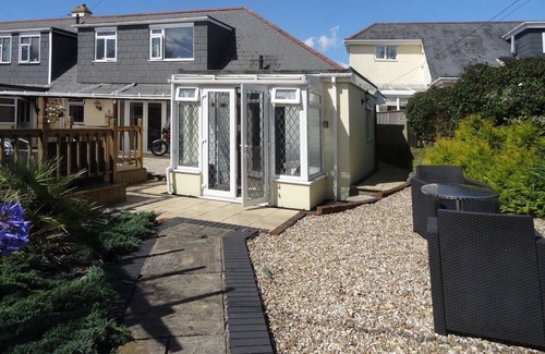 Exmouth Cottage | PEONIES, with a garden in Exmouth