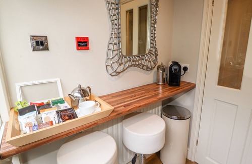 Lakeside Cottage | PEONY COTTAGE, romantic, with hot tub in Newby Bridge