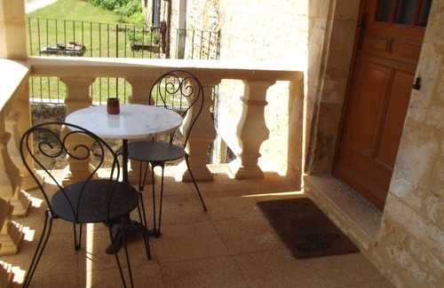 Salignac-Eyvignes Apartment | Peony or downstairs bed and breakfast