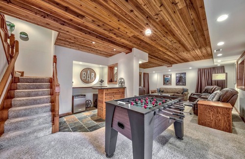 Montgomery Estates House | People’s Choice! Newly Remodeled, Home Theater, Families, Pets, Hot Tub