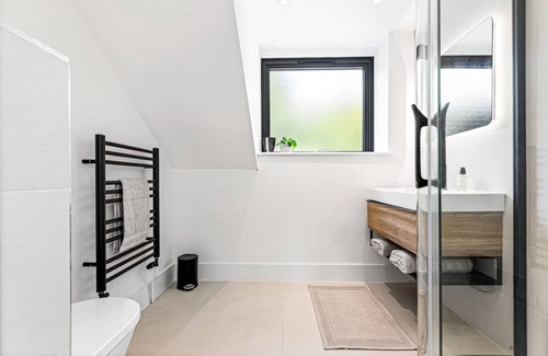 Henley House | Peppard Loft- with parking