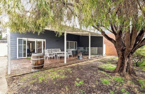 City Of Busselton House | Pepper Cottage - walk to town