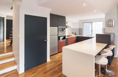 Dunsborough House | Peppy Tree House - walk from Old Dunsborough