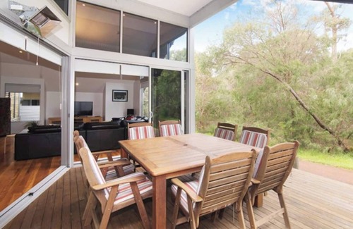 Dunsborough House | Peppy Tree House - walk from Old Dunsborough