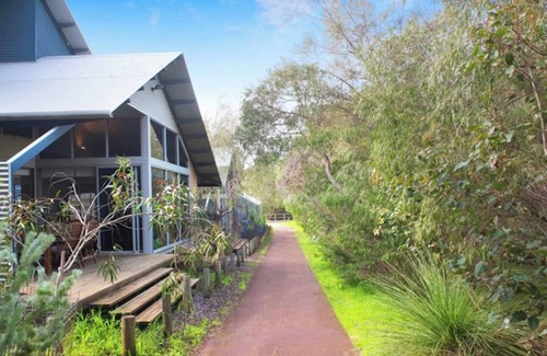 Dunsborough House | Peppy Tree House - walk from Old Dunsborough