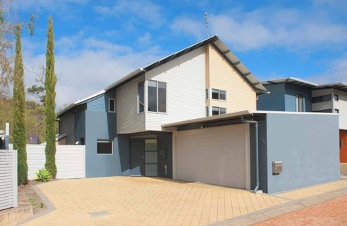 Dunsborough House | Peppy Tree House - walk from Old Dunsborough