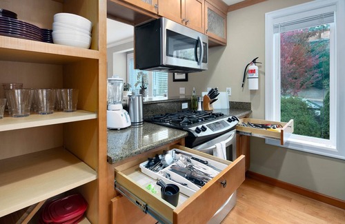 Central District House | Perch - Cozy Ensuites: 3BR/3BA townhome with parking