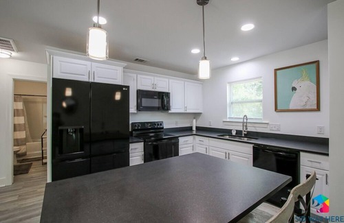 Pooler House | Perch-Cozy, Quiet Home Close to SAV, I-95 and PetFriendly