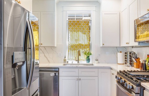 Eastlake House | Perch - Lakeview Charm: Water | Space Needle | Fireworks