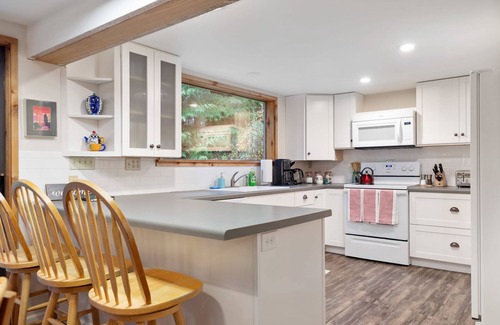 Coupeville House | Perch - Rhododendron Loft: Cozy Getaway, Historic Reserve!