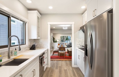 Wallingford Apartment | Perch - The Farmhouse A: Walk to Lake Union! 2BR/2BA with Parking