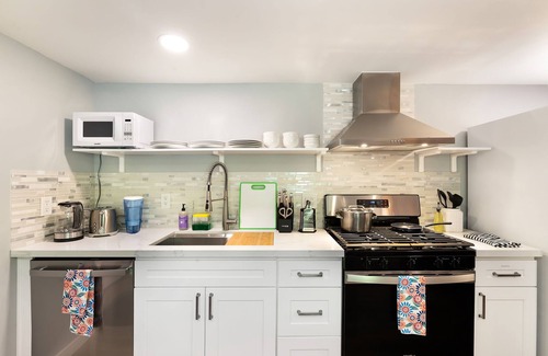 Wallingford Apartment | Perch - The Farmhouse B: Walk to Lake Union/Cozy 1BR with Backyard Retreat