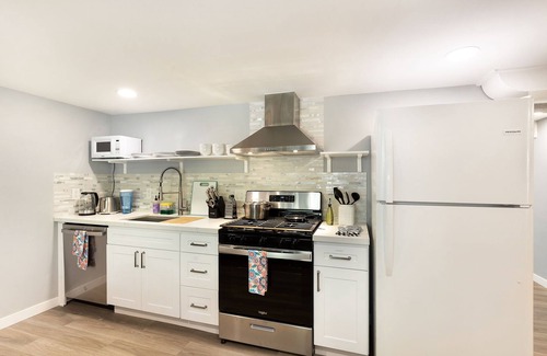 Wallingford Apartment | Perch - The Farmhouse B: Walk to Lake Union/Cozy 1BR with Backyard Retreat