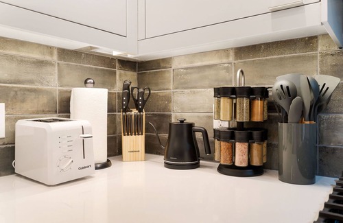 Wallingford House | Perch - Wallingford Place: Modern & Cozy Townhome w/Parking & A/C