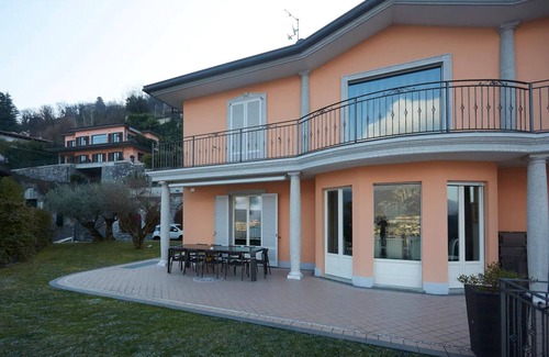 Riva Villa | Perched above the gleaming waters of Lake Como