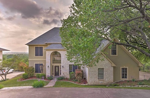 River Oaks House | Perched atop a bluff overlooking the expansive views! Near Stockyards, Dickies