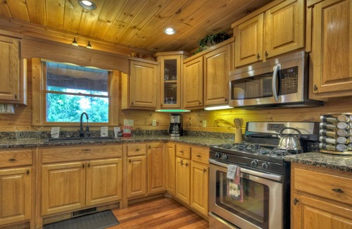 Raccoon Ridge Cabin | Perched near the top of the mountain in the highly sought after Aska Adventure Area, Copper Top offers the ideal setting and amenities for a luxurious mountaintop getaway that you’ll never forget.